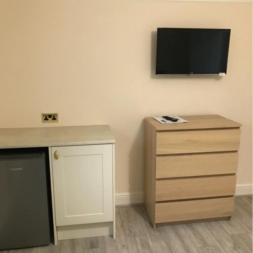 1 bedroom room to rent Large Ensuite Room - Wardown Crescent - Furnished - Bills Included - Photo 1