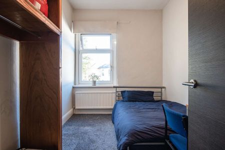 Complete with stylish loft conversion - Photo 5