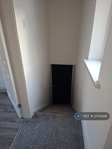 3 bedroom flat to rent - Photo 2