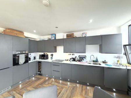 1 bedroom in a flat share to rent - Photo 2