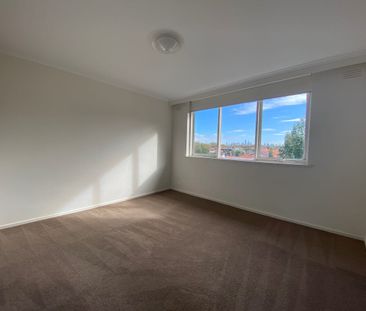 Spacious Two-Bedroom Oasis in Elwood's Tree-Lined Streets! - Photo 4