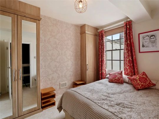 2 bedroom house in London - Photo 1