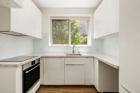 Modern, Private & Perfectly Positioned – 2 Bedroom Apartment in Leafy Armadale - Photo 3