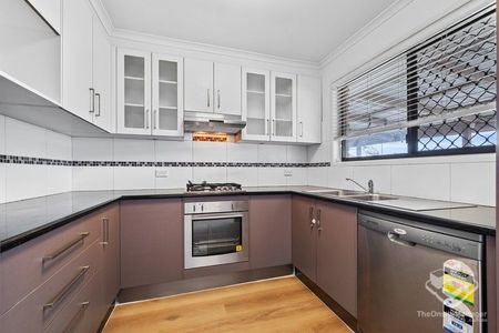 Comfortable Family Home in a Quiet Capalaba Court - Photo 4