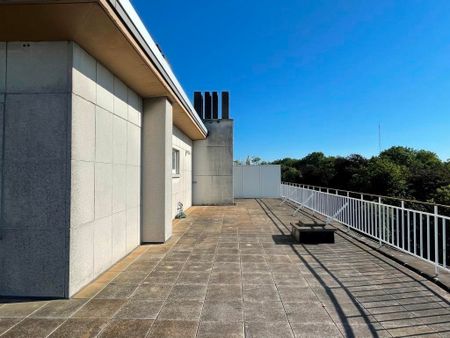 Dit penthouse met een oppervlakte van 220m² met een enorm zonneterras (+ 100m²), is gelegen langs het Citadelpark, op wandelafstand van het Gentse Sint-Pieterstation en de historische binnenstad. - Photo 4