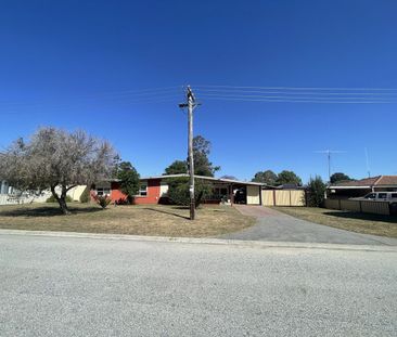 Charming 3-Bedroom Home with Spacious Yard and Games Room in Armadale - Photo 3
