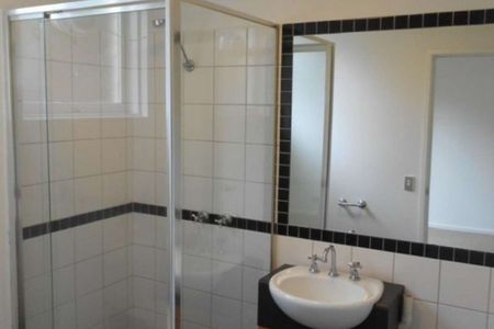 Stylish Inner-North Living in Prime Thornbury Location - Photo 5