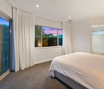 Elegant 3-Bedroom, 2-Bathroom Home in Coveted Castor Bay - Photo 3