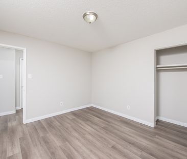 Signature Manor - Photo 5