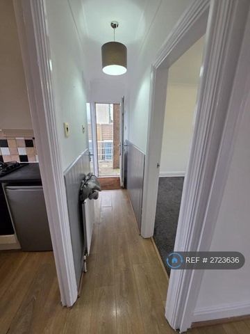 2 bedroom flat to rent - Photo 2