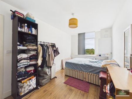 London Road, Lowfield Heath - Photo 4