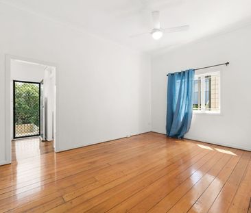 NEWLY FRESHENED HOME WITH DUAL STREET ACCESS&mldr; - Photo 2