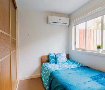 Large 1 Bedroom with courtyard - Photo 2