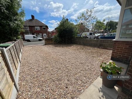 1 bedroom in a house share to rent - Photo 3