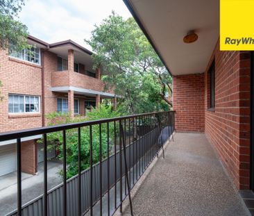 THREE BEDROOM TOWNHOUSE IN EXCELLENT LOCATION - Photo 4