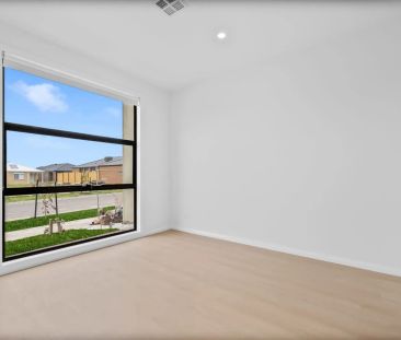 Stylish 4-Bedroom Family Home with Sunroom & Kitchenette – Prime Wo... - Photo 2