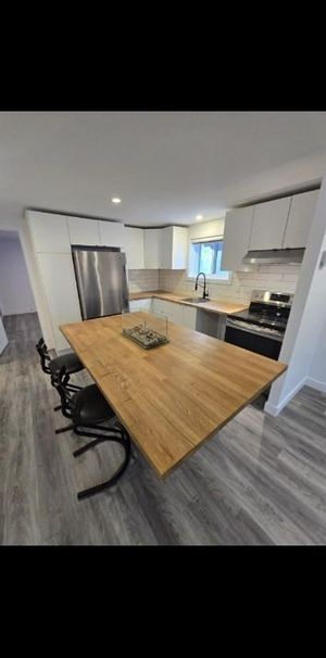 ​Superbe appartement 3 ½ entièrement rénové moderne dans un Triplex , style condo. Semi-meublé - Photo 1