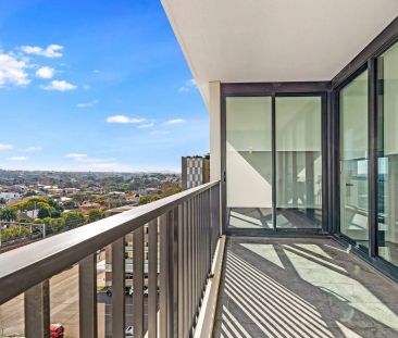 BRIGHT & SPACIOUS 1 BEDROOM APARTMENT WITH CITY VIEWS - Photo 1