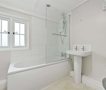 A pretty 3 bed period cottage with a good size rear garden - Photo 1