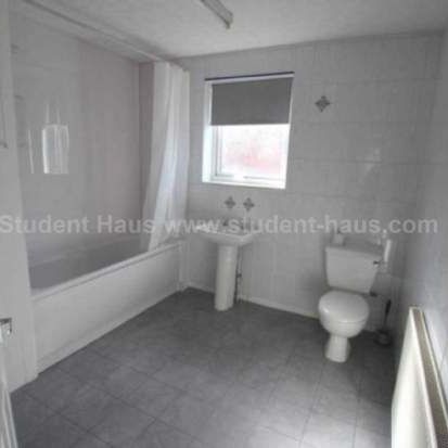3 bedroom property to rent in Salford - Photo 1