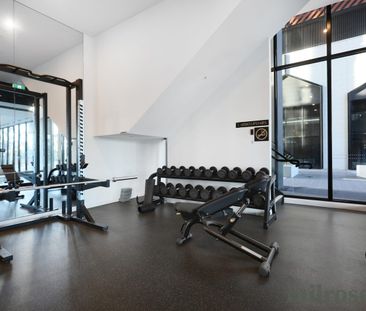 Stunning Waterfront Apartment with Spectacular Views - Photo 3