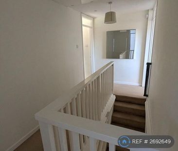 4 bedroom semi-detached house to rent - Photo 6