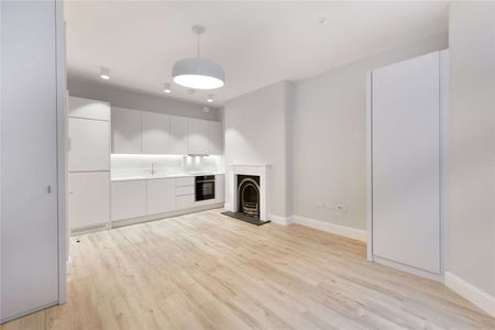 A brilliant studio flat in South Kensington situated on a popular garden square close to all the local amenities. - Photo 3