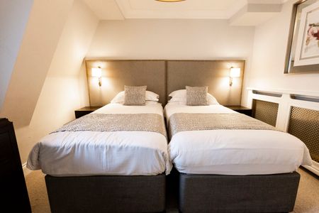 A luxury three-bedroom apartment on Prince of Wales Terrace, Kensington, London, W8 - Photo 2