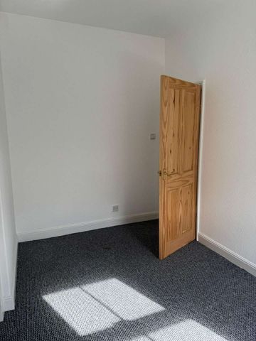 We are delighted to present this charming three-bedroom semi-detached cottage, available from April 2026, offering rustic elegance blended with modern convenien - Photo 3