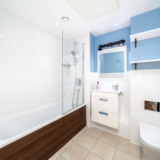 Room in a Shared Flat, Gower Court, NW9 - Photo 1