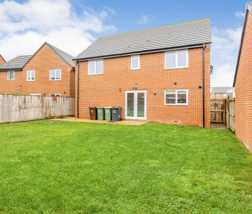 4 bedroom detached house to rent - Photo 3