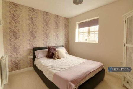 3 bedroom semi-detached house to rent - Photo 2