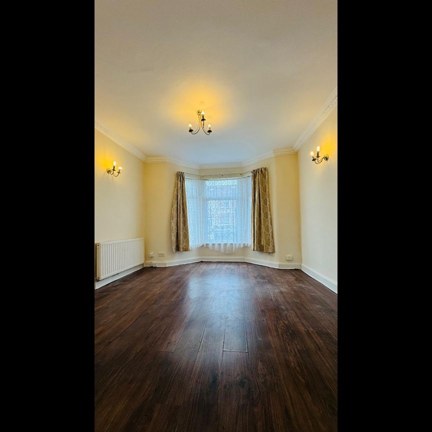 3 Bed End Terrace, Lambourne Road, IG3 - Photo 1