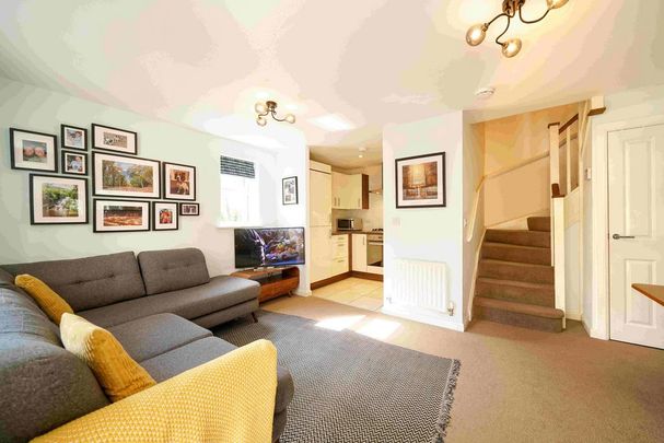 2 bedroom mews to rent - Photo 1