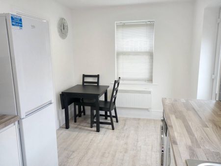 2 bedroom mews to rent - Photo 3