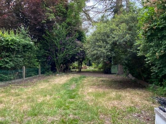 Rustig gelegen gelijkvloers appartement met 2 slaapkamers en zeer grote tuin nabij het sport- en recreatiedomein van de Rozebroeken. - Photo 1