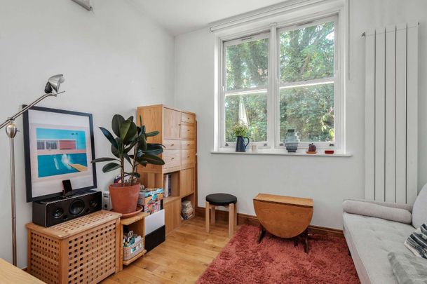 Well presented two bedroom, two bathroom converted apartment - Photo 1
