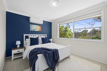 Generously sized family home enjoys level yard and views - Photo 3