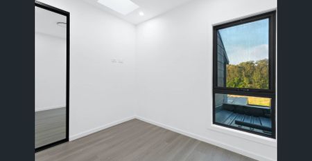 Four-Bedroom Townhouse - Walk to Schofields Train Station & Village shopping centre - Photo 3