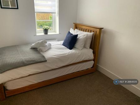 3 bedroom semi-detached house to rent - Photo 2