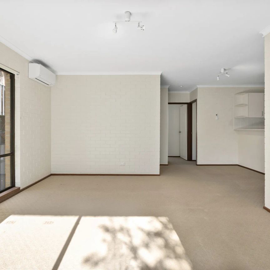 Bright & Private Ground Floor 2-Bedroom Apartment - Photo 1