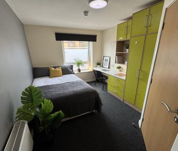 1 bedroom in a flat share to rent - Photo 1