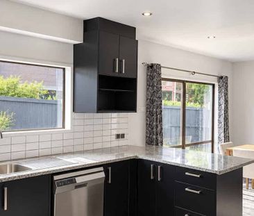 Family Home 3 Bedroom double garage Handy Location - Photo 4