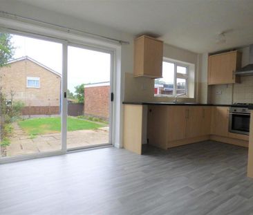 3 bedroom semi-detached house to rent - Photo 6