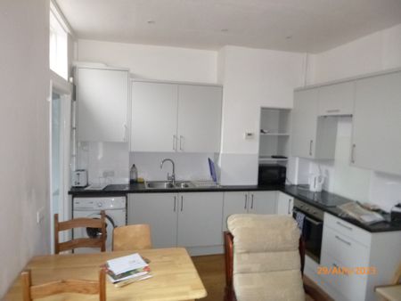 4 bed House - To Let - Photo 3