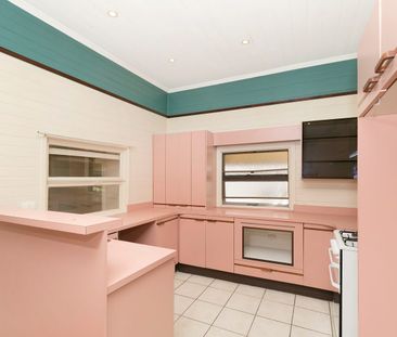 One Bedroom Cottage - Great Location - Photo 1