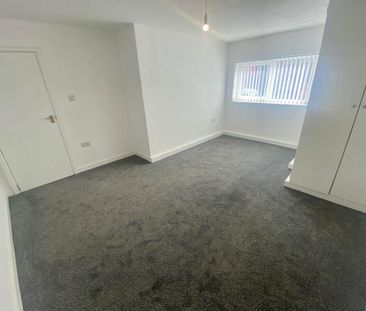 3 bedroom flat to rent - Photo 3