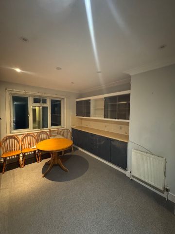 3 Bed Flat, Chatsworth Road, NW2 - Photo 2