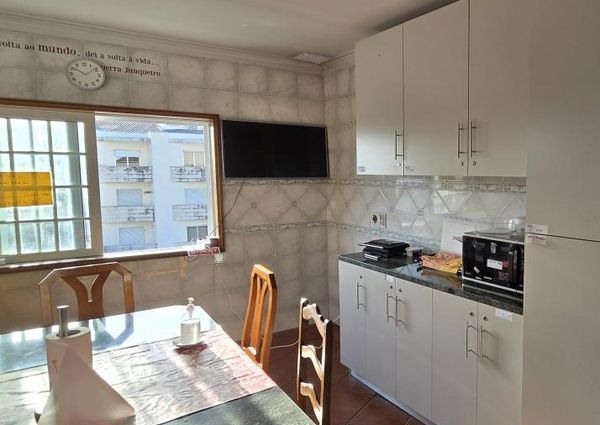 Quarto com cama casal zona Hospital Sao Joao e Universidades