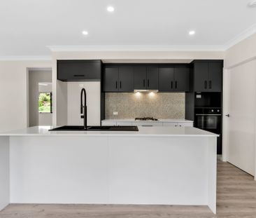 MAJESTIC MASTERPIECE – SOUGHT AFTER " FRESHWATER POCKET " LOCATION! - Photo 5